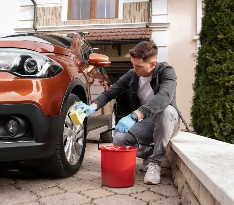 Lavage auto à domicile Soussans : professionnel intervenant sur un véhicule